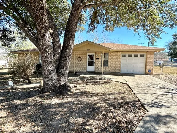 1215 W Crockett St, Beeville, TX 78102