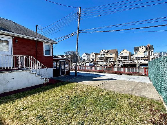 5th image of 65 Bartlett Pl