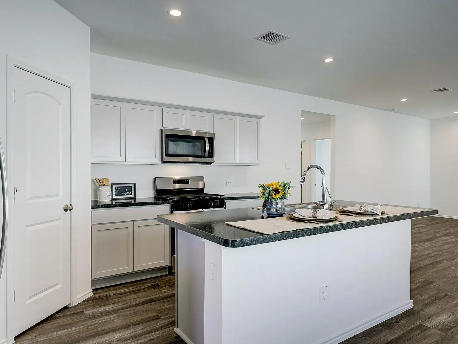3 bed, 2.0 bath, 1539 sqft, $1,995 — Photo 4