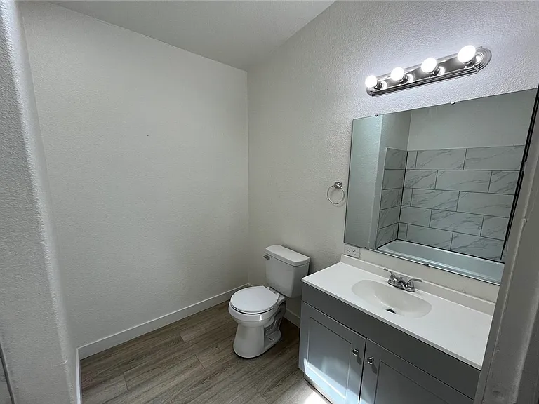 242 N Hooker St — Photo 14