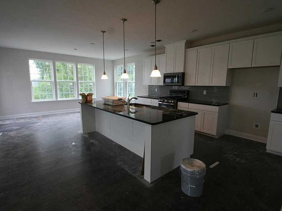 3rd image of 682 Cliff View Dr