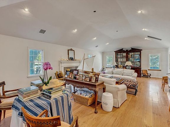 5th image of 1801 S Drakestone Ave
