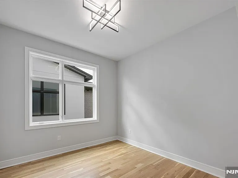 2449 Camner St — Photo 32
