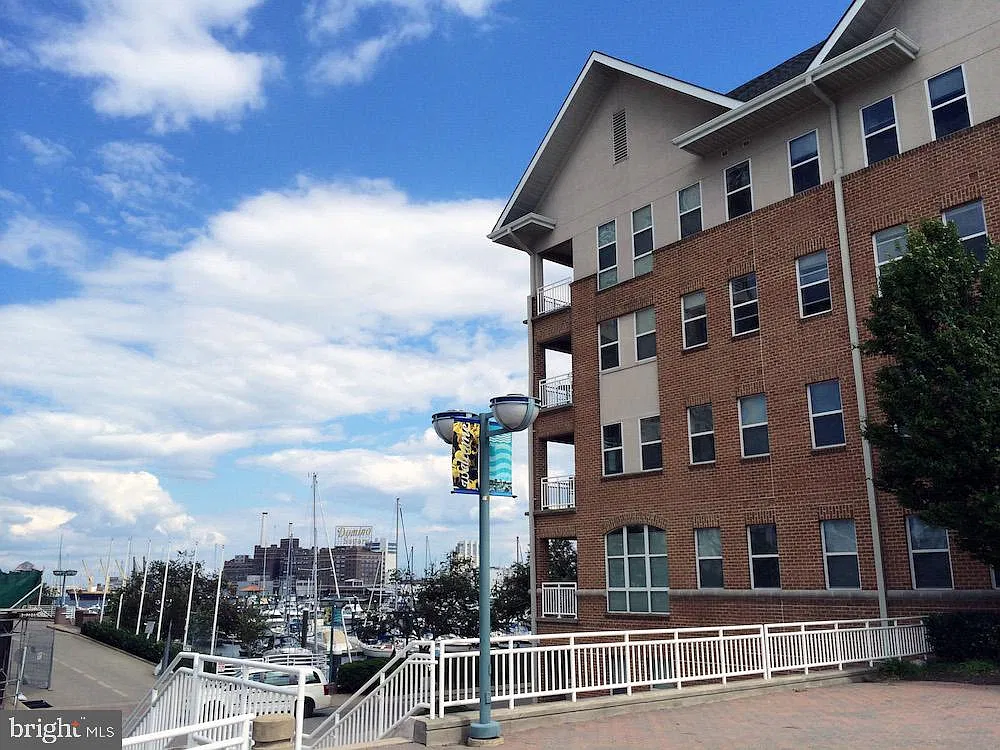 Pierside Condominiums — Photo 3