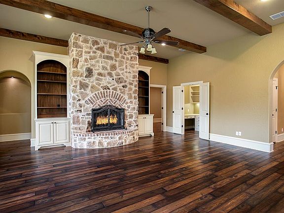 4th image of 305 Park View Ct