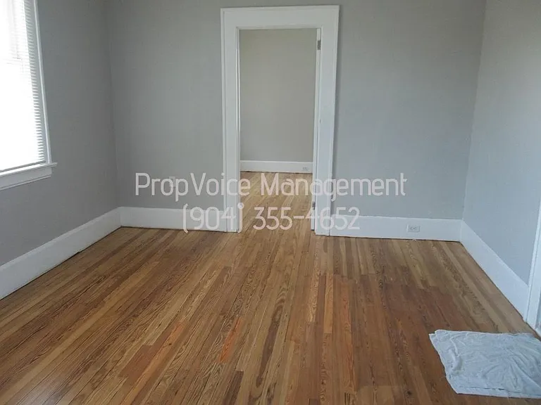 221 W 9th St — Photo 9