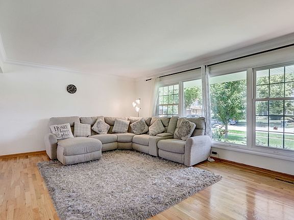4th image of 105 W Appletree Ln