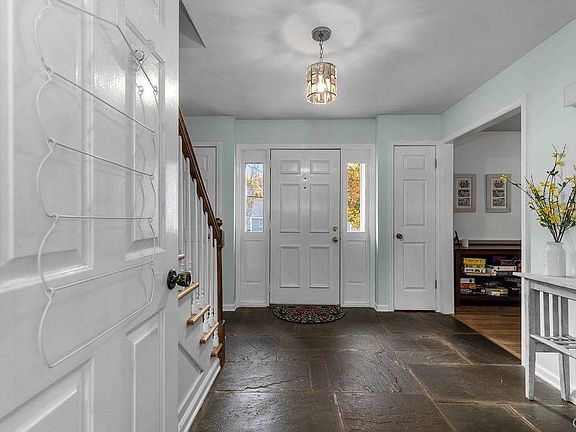 5th image of 220 Edwards Dr