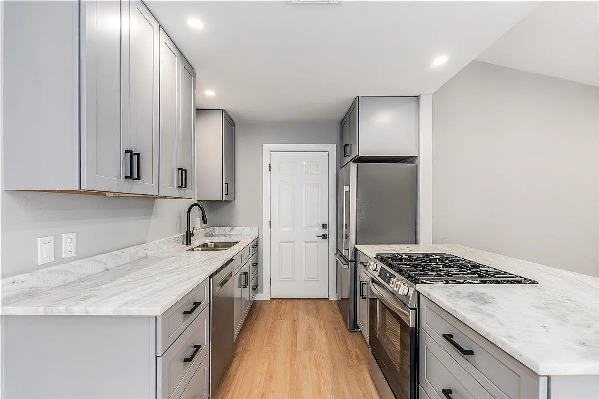 3 bed, 2.0 bath, 1300 sqft, $2,400 — Photo 4