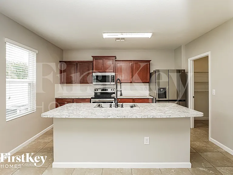 924 Ambergate St — Photo 5