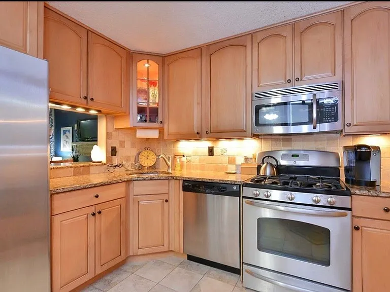 574 Holly Ct — Photo 2