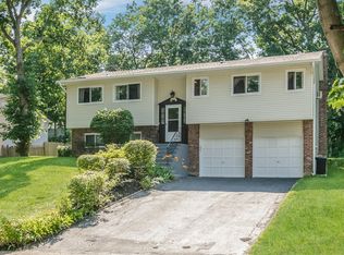 27 Harding St, Smithtown, NY 11787