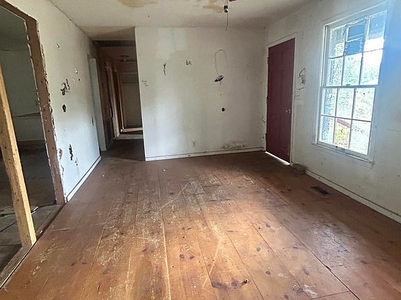 3rd image of 102 Brown Dr