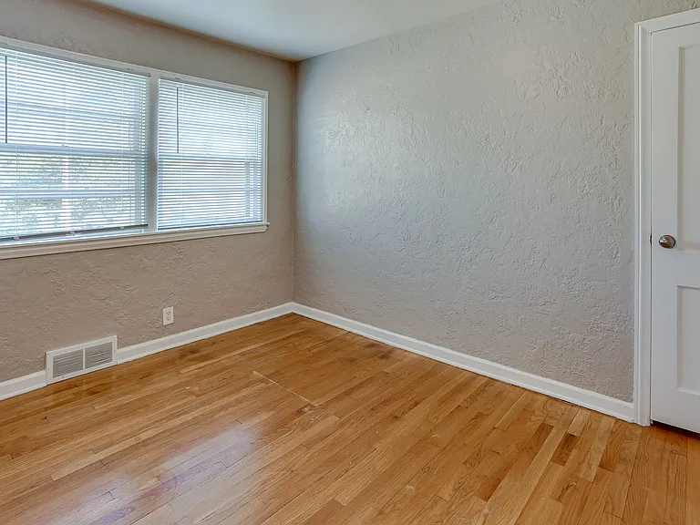 6020 Franklin St — Photo 14