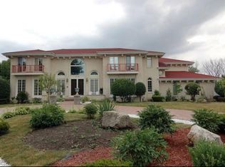 216 Indian Trail Rd, Oak Brook, IL 60523