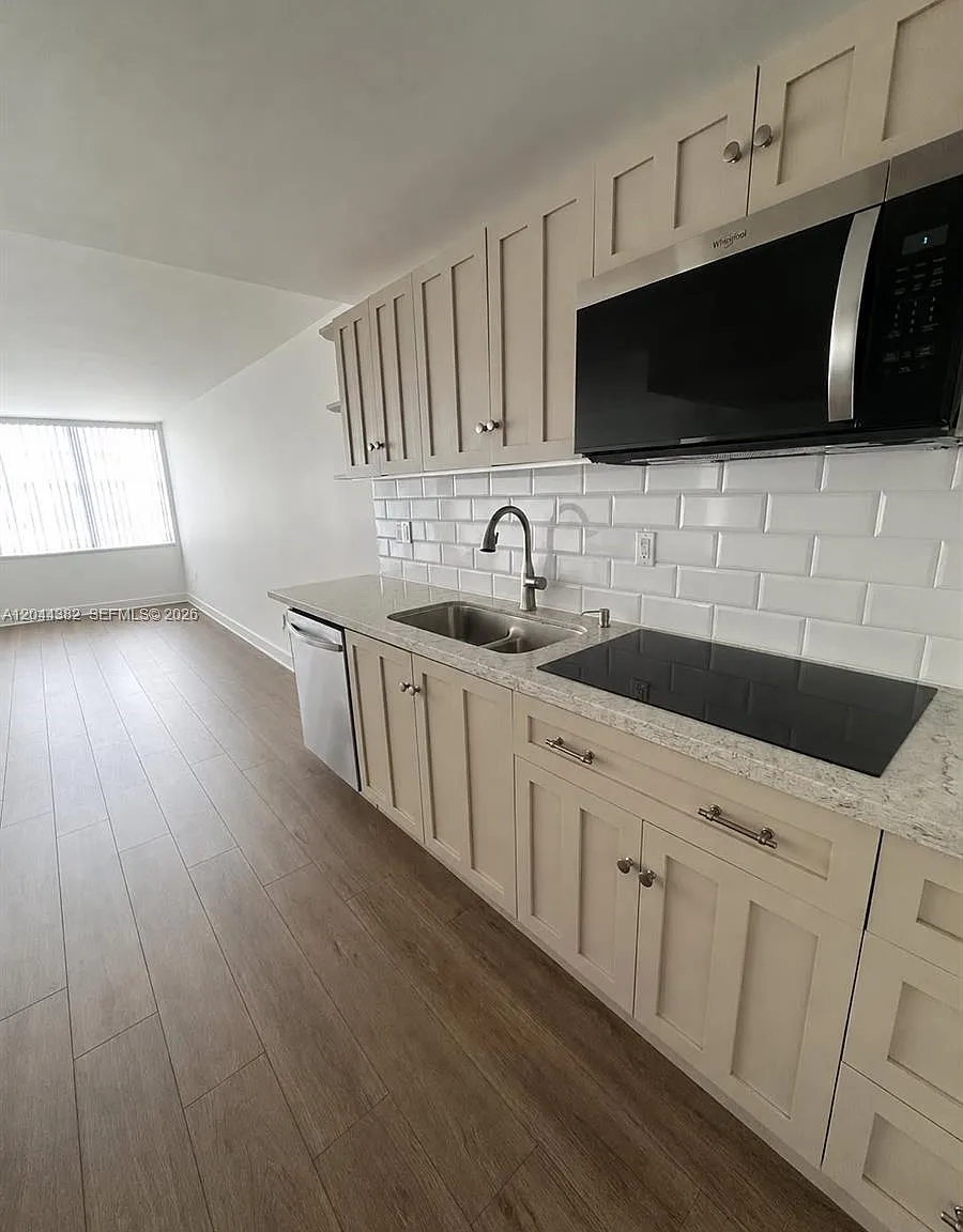 Bayview Towers Condo Sout — Photo 1