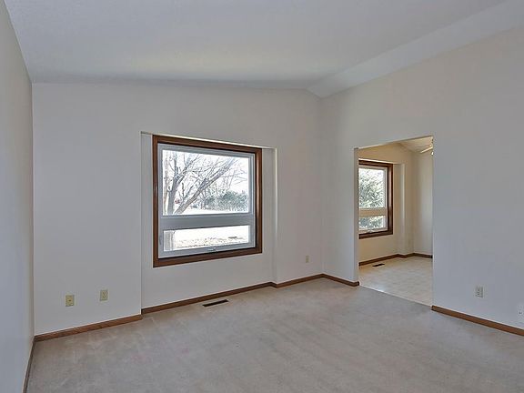 5th image of 650 Allan Ave