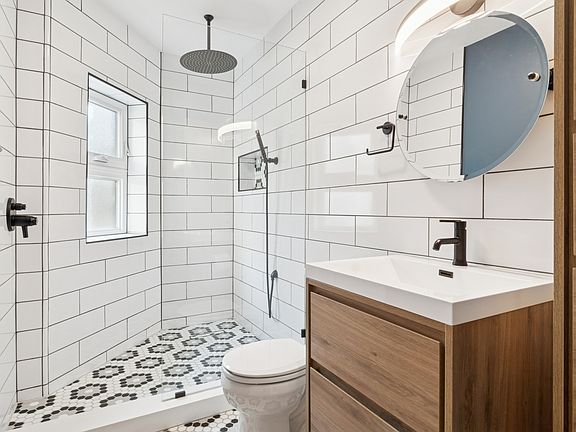 5th image of 6232 N Broadway St #2