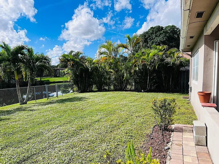 8136 NW 21st Ct — Photo 29