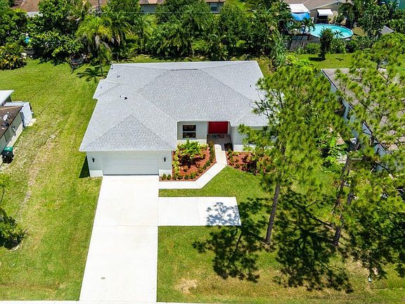 4th image of 143 SW Thornhill Drive