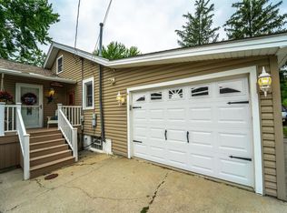 567 S Lakeview Dr, Lowell, IN 46356