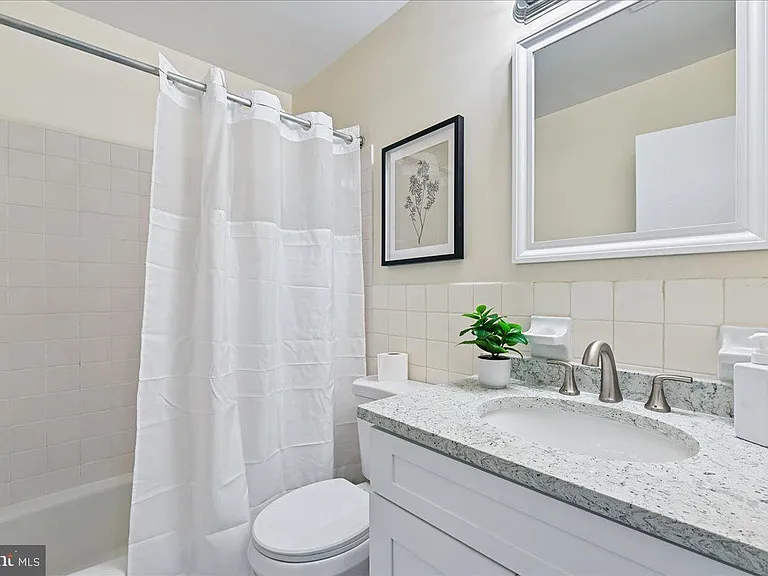 10648 Montrose Ave #M-103 — Photo 17