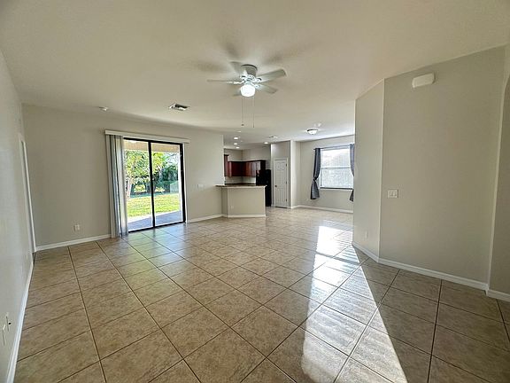 3rd image of 926 SW 32nd Ter