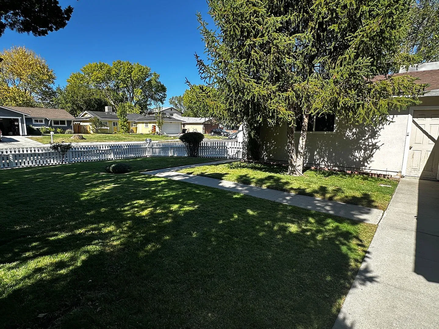 Great 3 bedroom, den, and 1.75 baths with garage — Photo 2