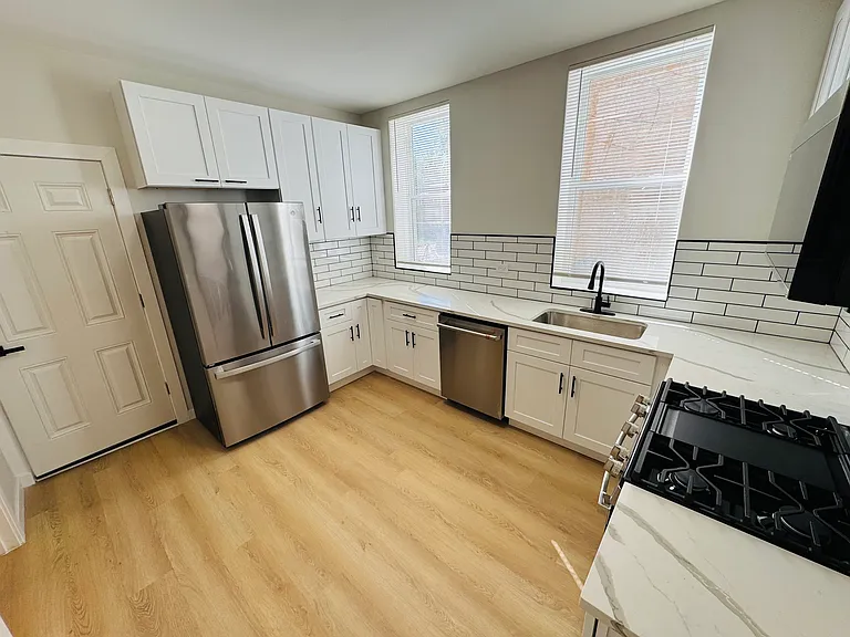 833 W 35th Pl #1R — Photo 14