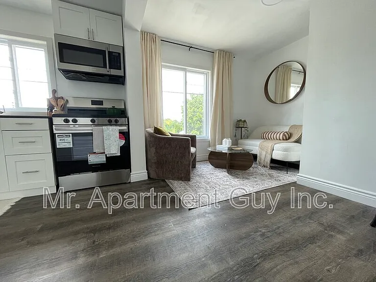 45 Saint Paul St W — Photo 2