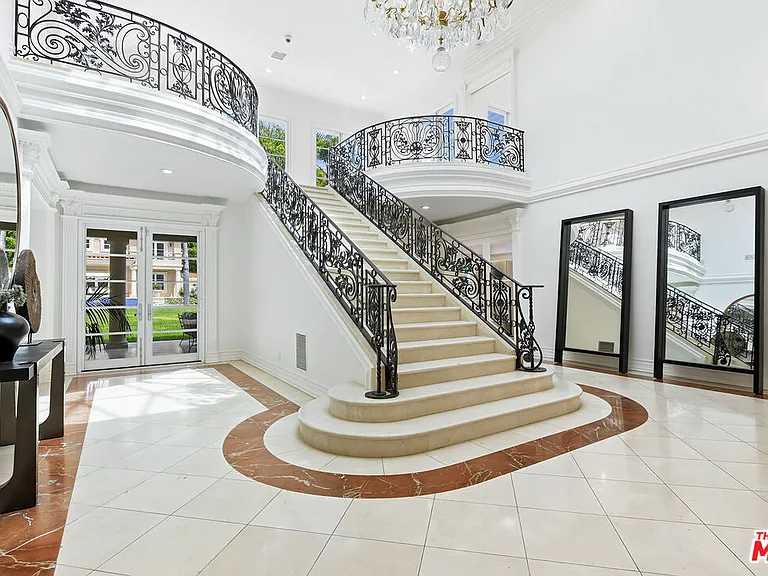 407 Robert Ln — Photo 3