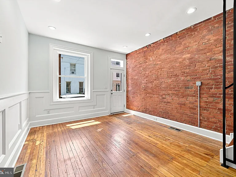 2337 E Fletcher St — Photo 5