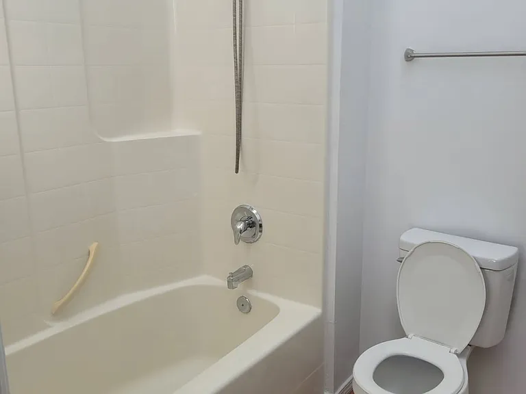 123 N Rainier Ave — Photo 5