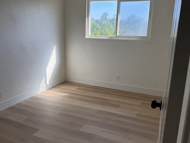 478 Porter St — Photo 4