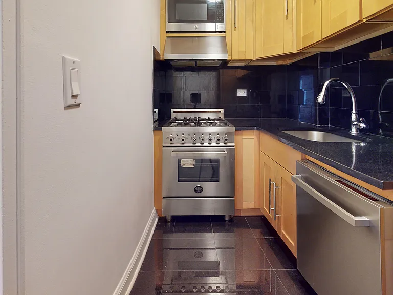 305 W 13th St #6N — Photo 11