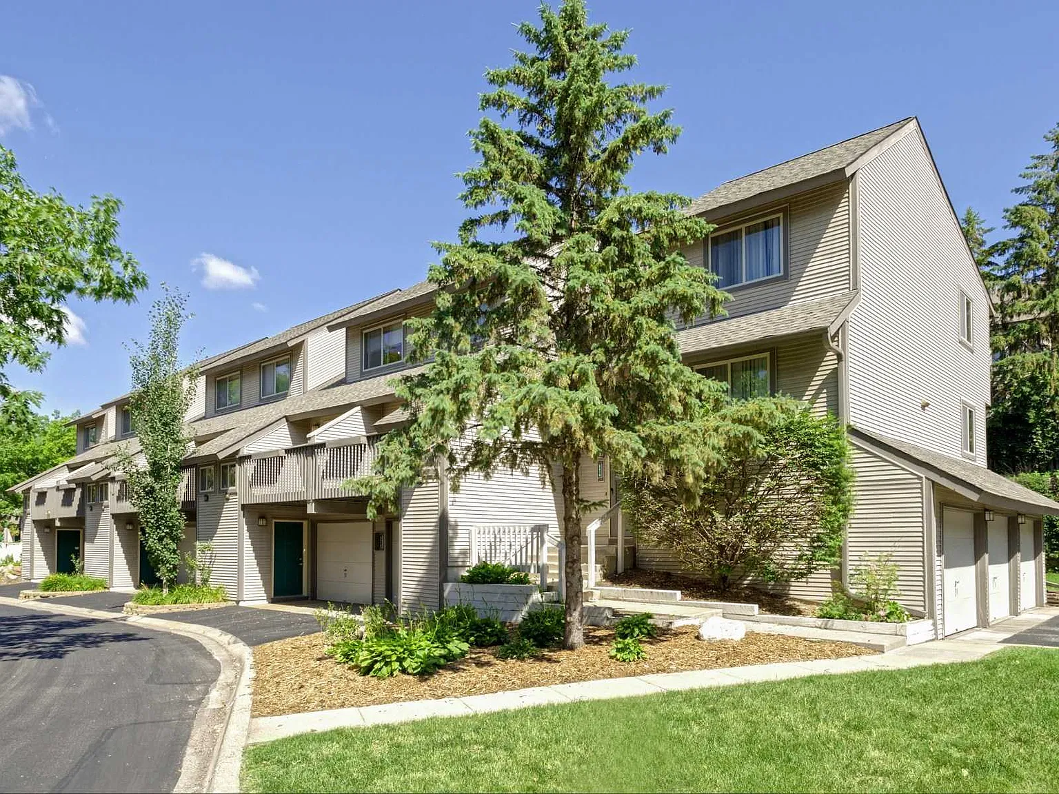 Oak Glen of Edina — Photo 2