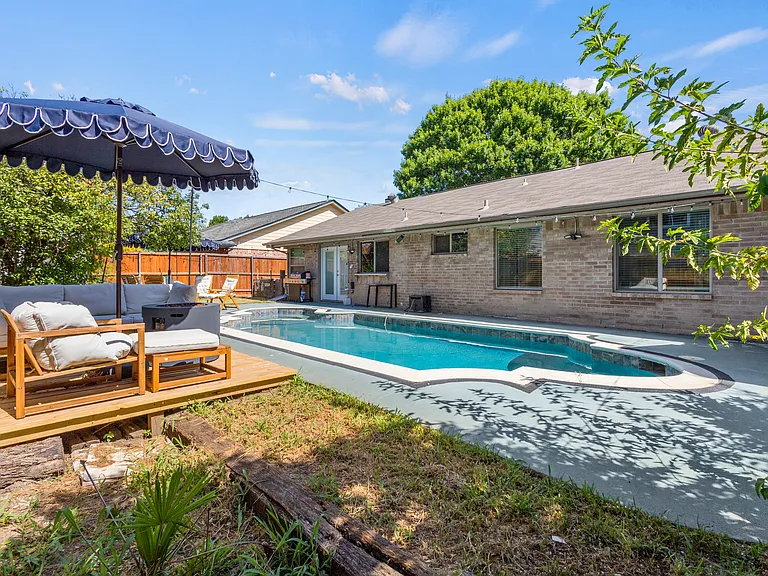 2445 Claremont Dr — Photo 14