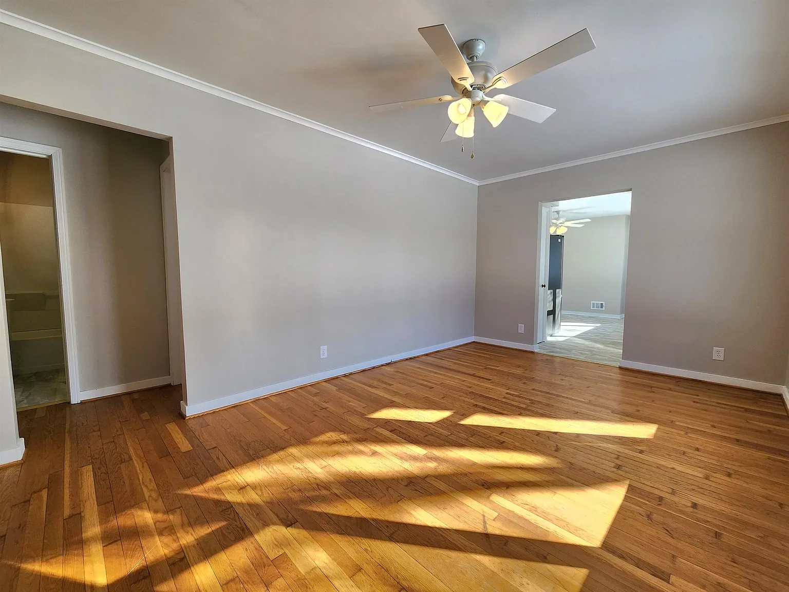 3 bed, 1.0 bath, 972 sqft, $1,400 — Photo 2