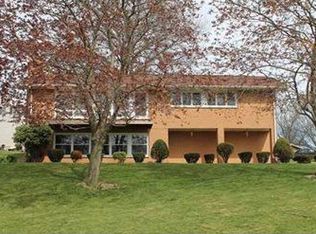 900 Crestview Dr, Ellwood City, PA 16117