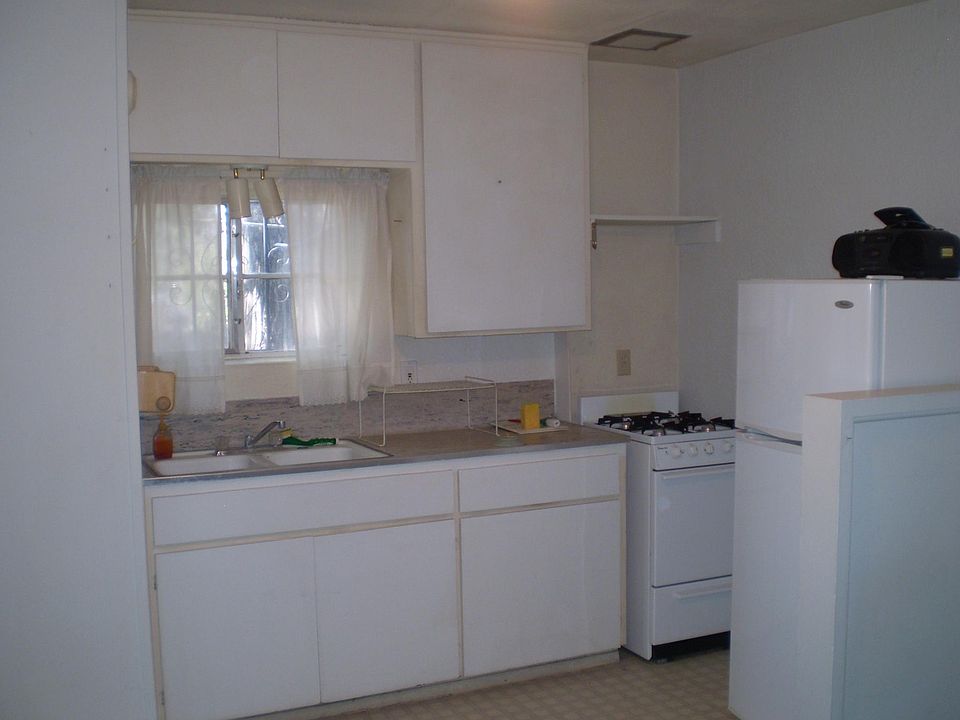 Full Kitchen, Double sink, Window and Gas Stove, Full Tile