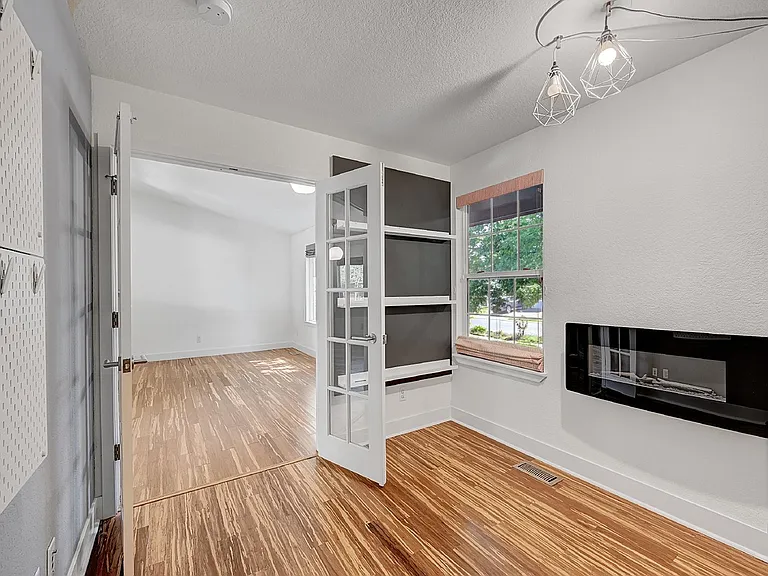 1560 Bain Dr — Photo 7