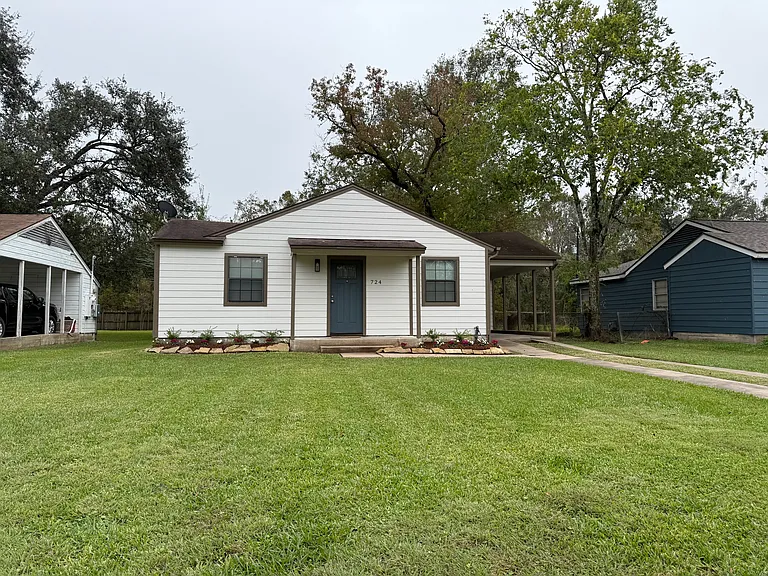 724 Kyle St — Photo 1