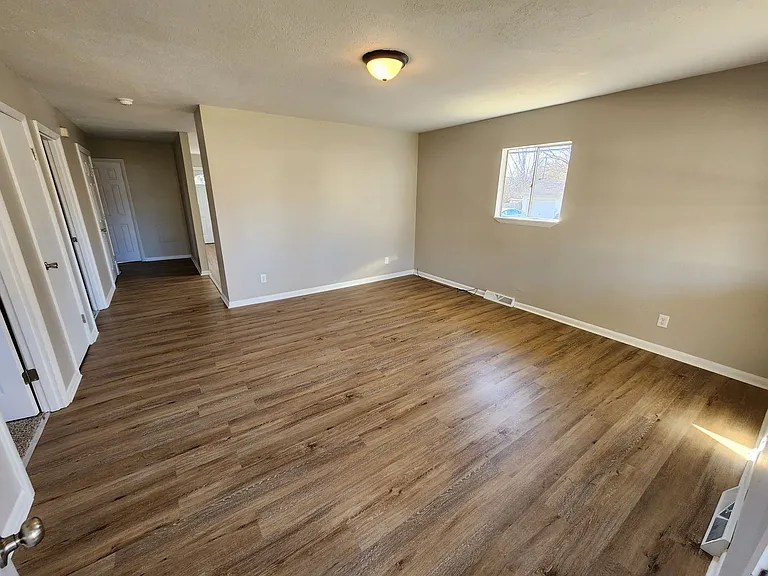 2854 W Walnut St — Photo 3