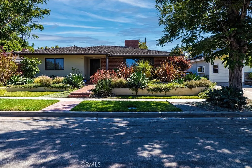 3 bed, 1938 sqft, $8,000 — Photo 2
