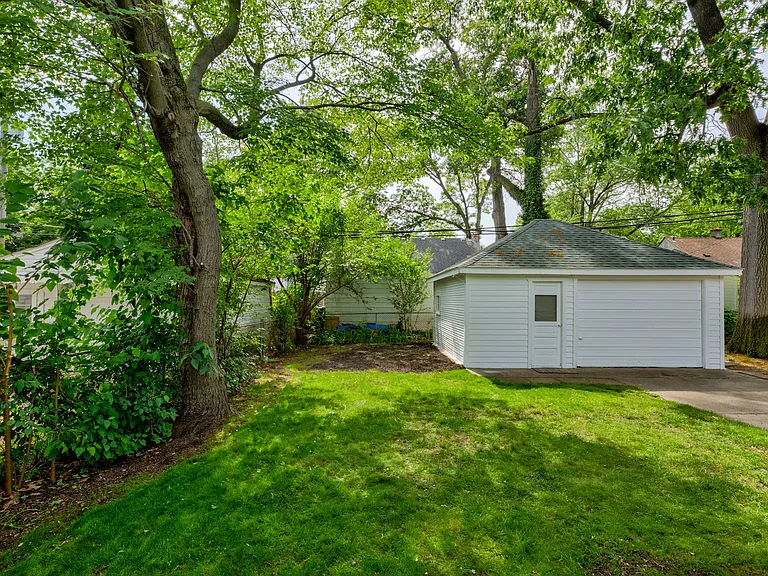 835 Allen St — Photo 44