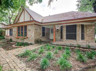 615 Country Green Ln, Arlington, TX 76011