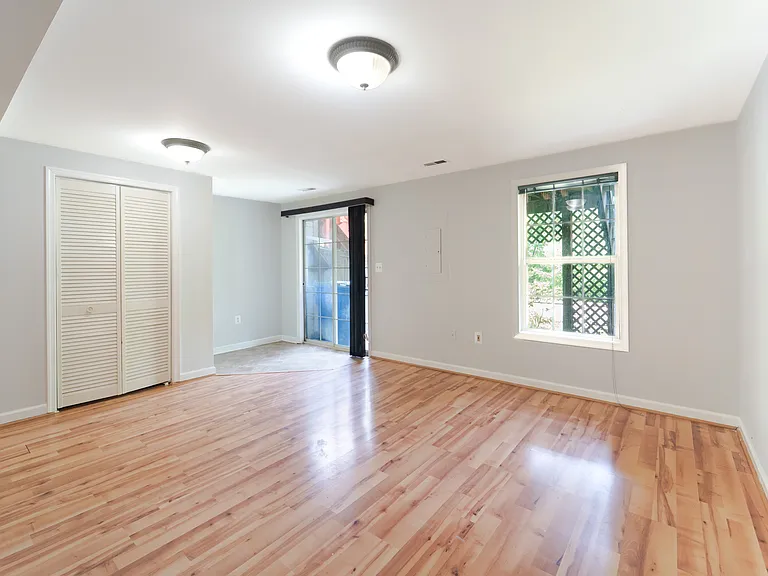 413 Lakeview Ct — Photo 28