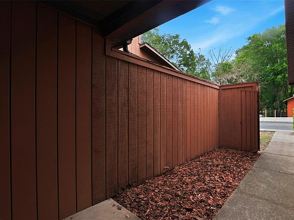 4th image of 826 SW 57th Ter #120-Q