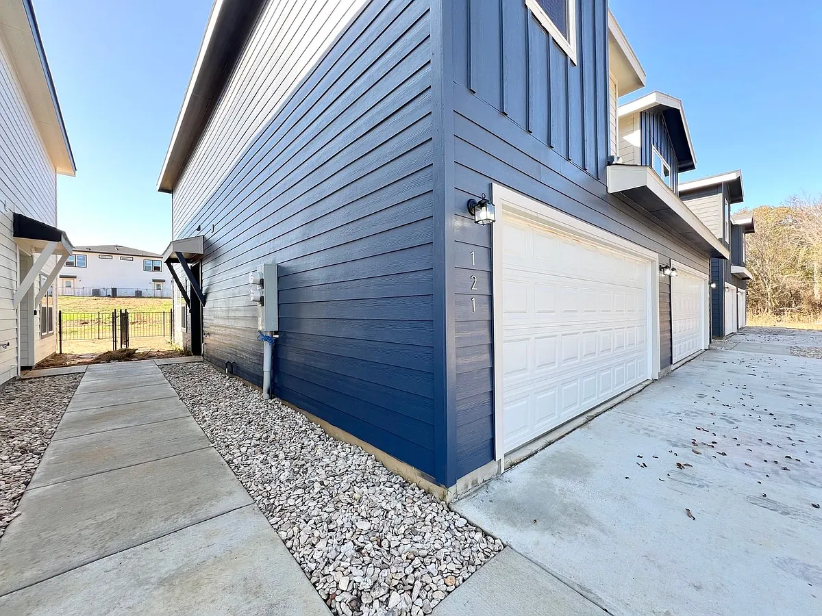 Building Photo - 3501 E Renfro St #121