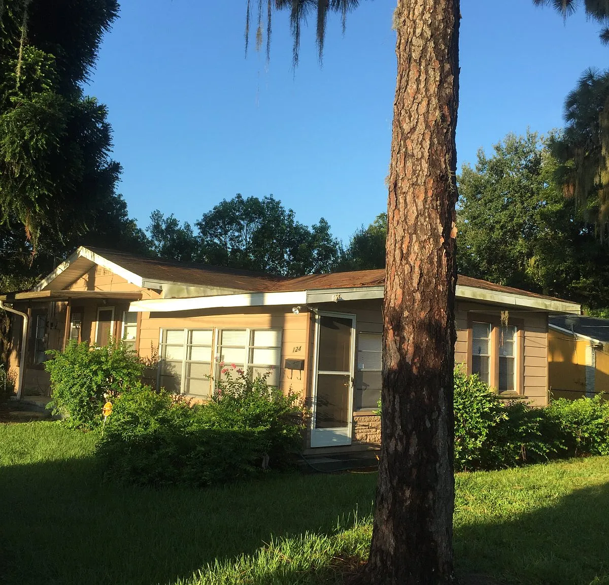2 bed, 1.0 bath, 852 sqft, $1,270 — Photo 1